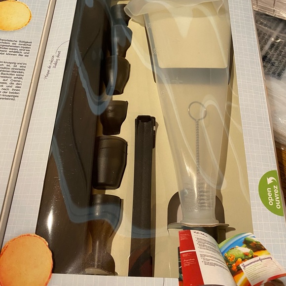 Mastrad(Paris) macarons kit new in box - Picture 7 of 9